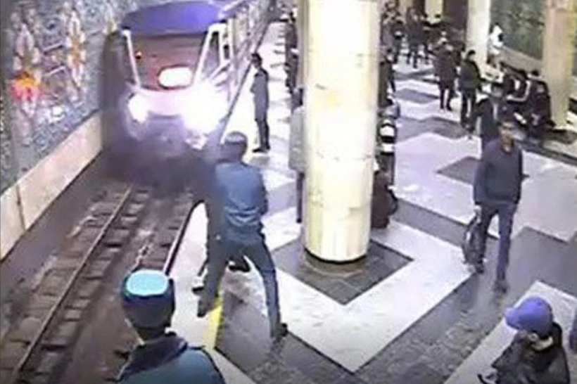 Тошкент метросида 26 ёшли шахс ўзини поезд остида ташлашга уринди