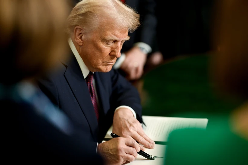 Трамп 12 давлат фуқароларининг АҚШга киришини тақиқлади
