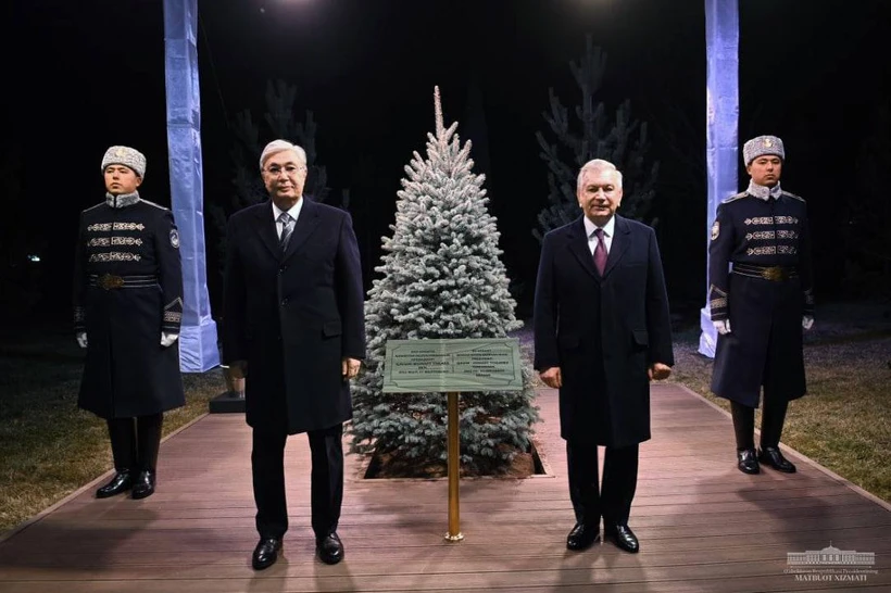 Qozogʻiston Prezidenti Faxriy mehmonlar xiyobonida daraxt ekdi