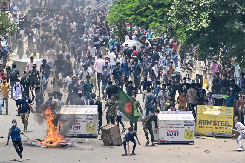 Bangladeshda talabalar ommaviy noroziliklar uyushtirmoqda:  17 kishi halok boʻldi