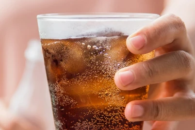 Shifokor alkogol va gazlangan ichimliklarning yangi xavflarini ochiqladi