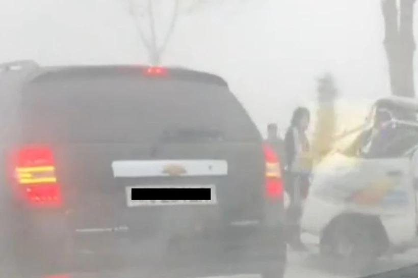 Andijondagi quyuq tuman oqibatida 8 ta mashina ishtirokida avtohalokat sodir boʻldi (video)