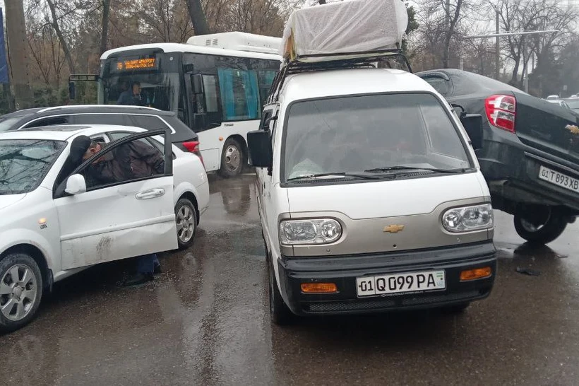 Toshkentda 5 ta avtomobil ishtirokida YTH sodir boʻldi