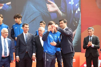 Futbolchilarga avtomobil bilan taqdirlandi