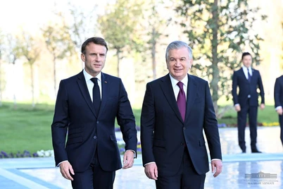 Emmanuel Makron Samarqandda rasmiy kutib olindi