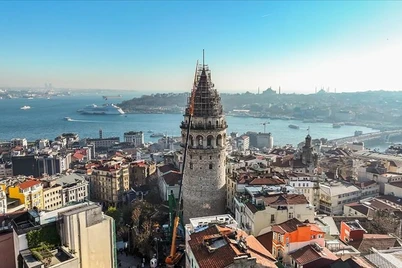 Istanbuldagi Galata minorasida tiklash ishlari olib borilmoqda