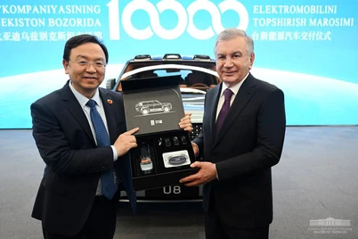 BYD компанияси Шавкат Мирзиёевга машина совға қилди