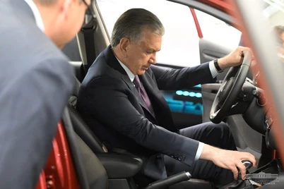 Shavkat Mirziyoyev yangi “Kia Sonet” avtomobilini koʻrdi
