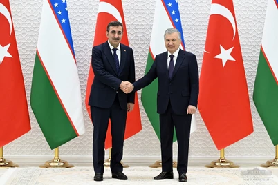 Prezident uch xorijiy delegatsiya bilan uchrashuv oʻtkazdi