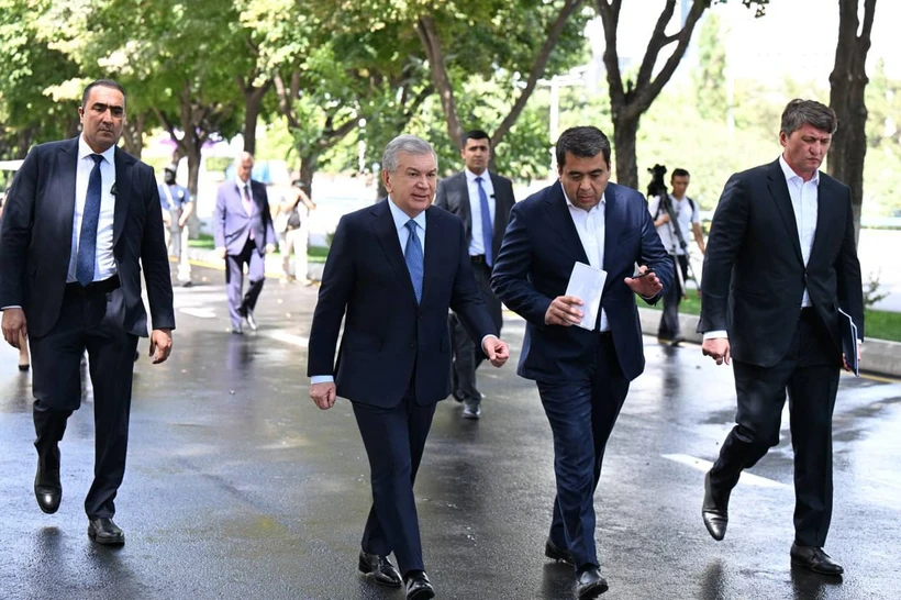 Shavkat Mirziyoyev Bunyodkor koʻchasidagi sharoitni koʻzdan kechirdi