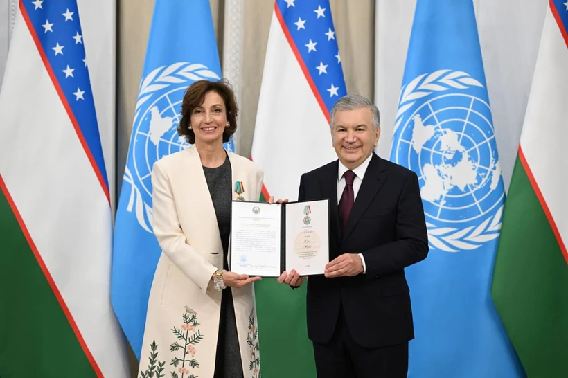 Shavkat Mirziyoyev UNESCO bosh direktorini “Doʻstlik” ordeni bilan mukofotladi