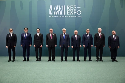 Президент Остонада Минтақавий экологик саммит кўргазмаси билан танишди