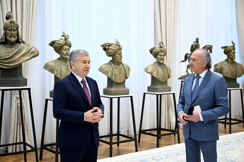 Президентга Заҳириддин Муҳаммад Бобур ҳайкали лойиҳаси тақдимот қилинди