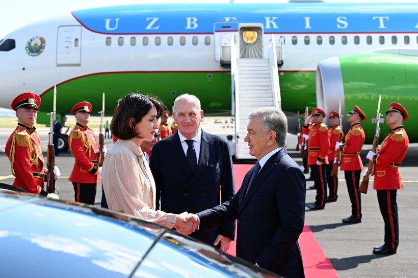 Президент Шавкат Мирзиёев Грузияга етиб борди