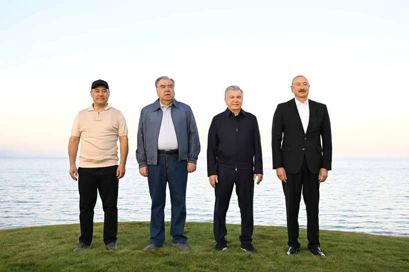 Президент Қирғизистондаги илк халқаро тоифадаги голф клуби очилишида иштирок этди