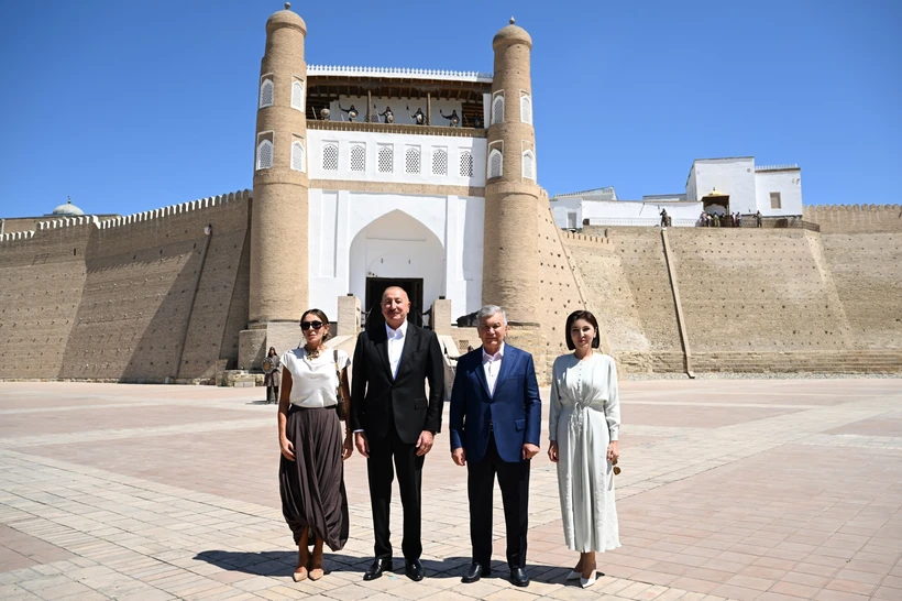Shavkat Mirziyoyev va Ilhom Aliyev Buxoro tarixiy obidalarini ziyorat qildilar