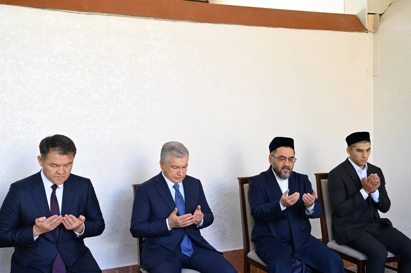 Шавкат Мирзиёев Қорақалпоғистонга етиб борди