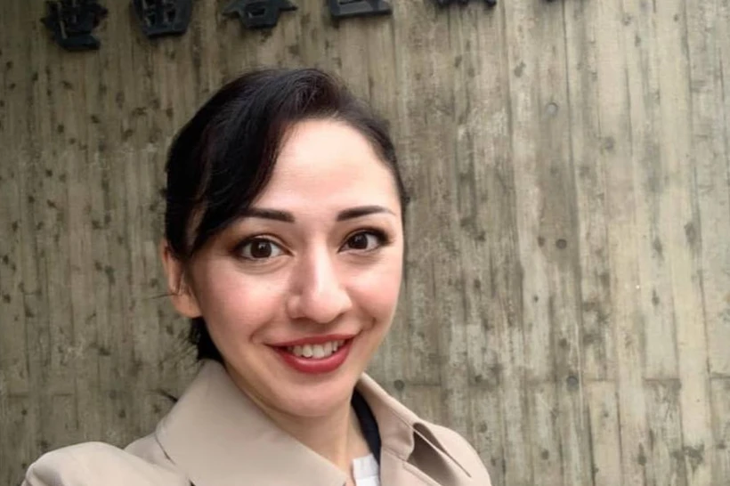 Kashshoflar hamshirani shantaj qilishlari haqidagi pornografik hikoya.