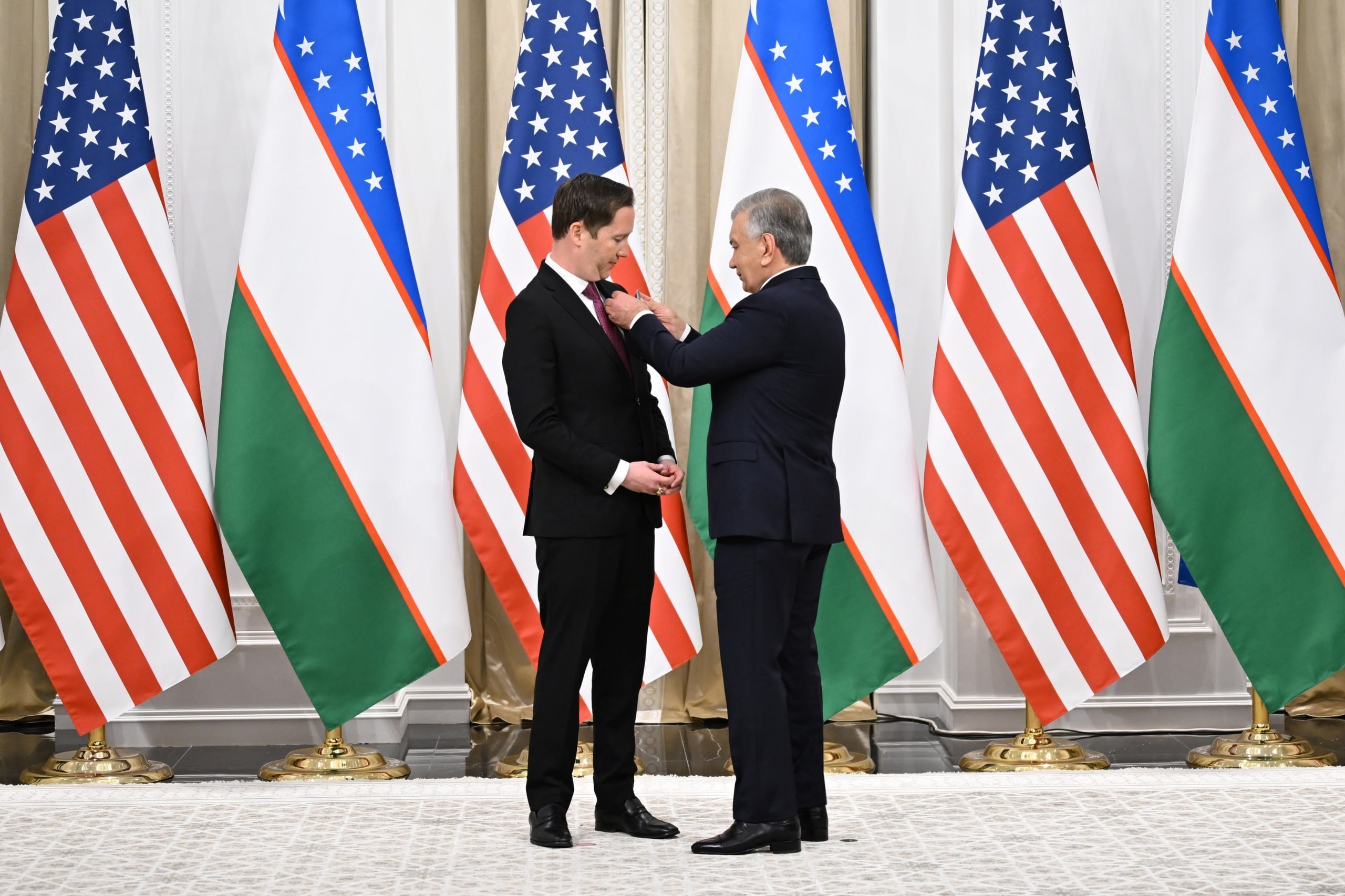 “Bu mukofotni Oq uyga taqib kiraman!”: Shavkat Mirziyoyev Marko Rubioni mukofotladi