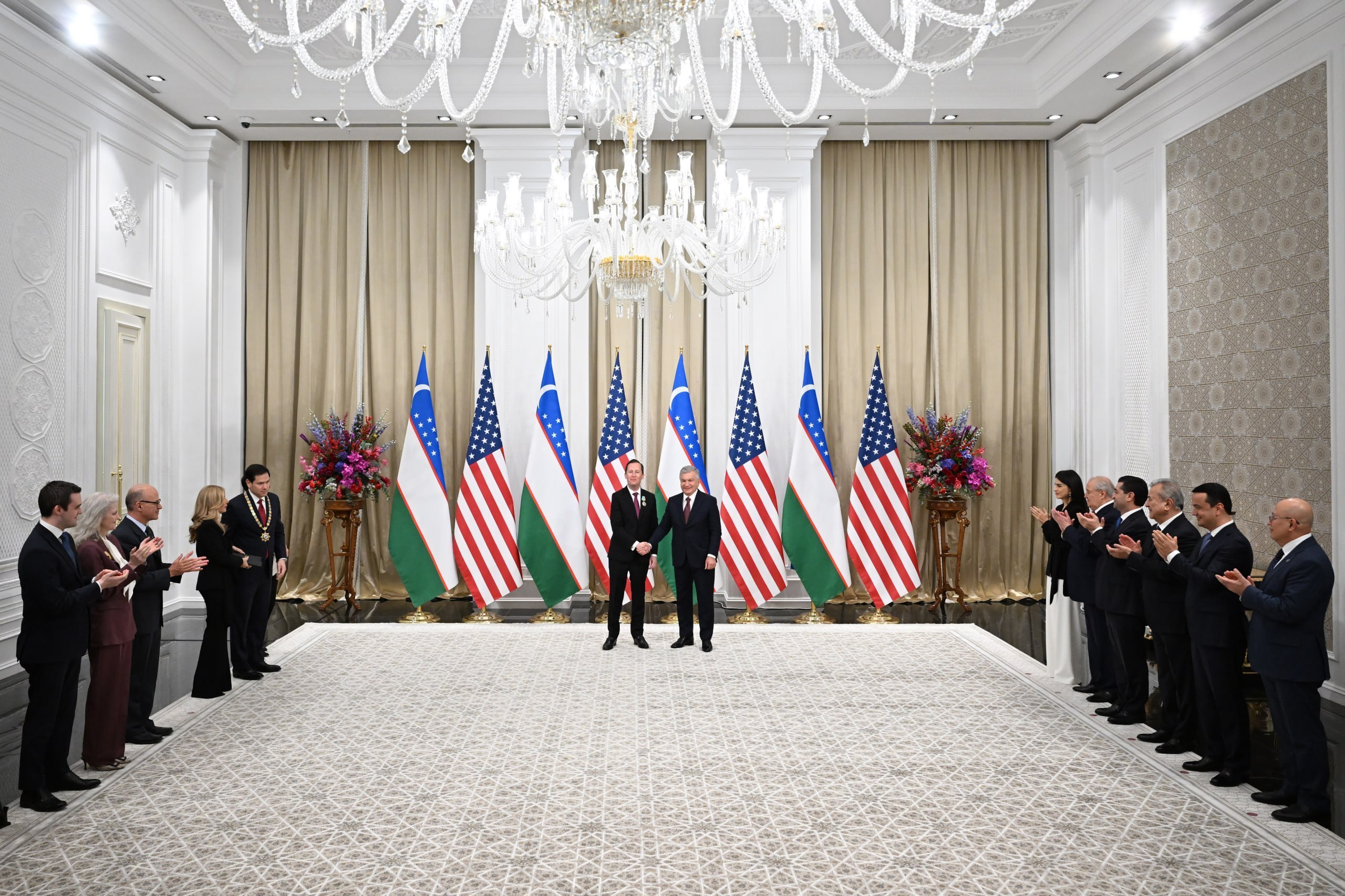 “Bu mukofotni Oq uyga taqib kiraman!”: Shavkat Mirziyoyev Marko Rubioni mukofotladi