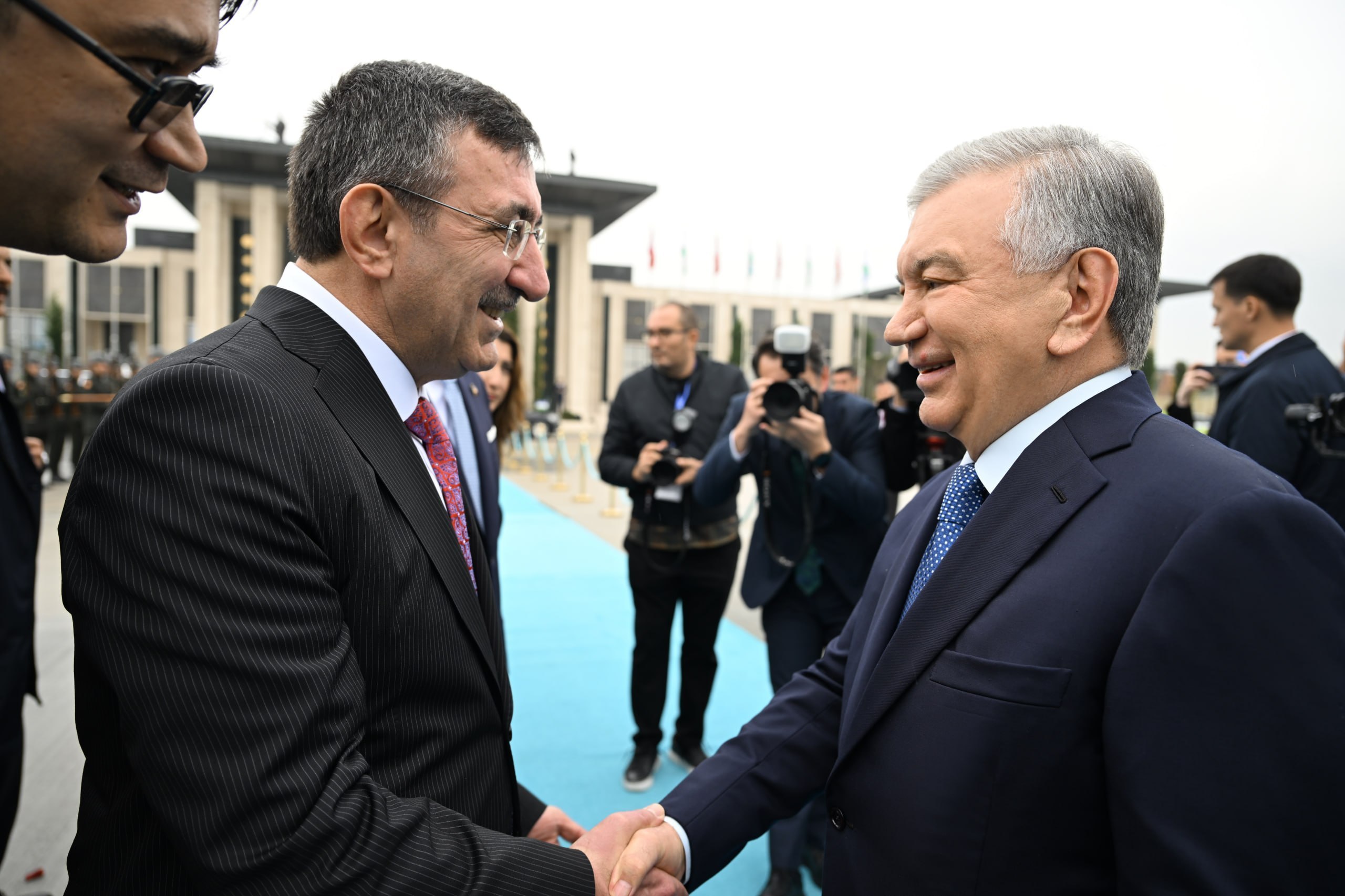 Шавкат Мирзиёев рафиқаси ҳамроҳлигида Анқарага етиб борди