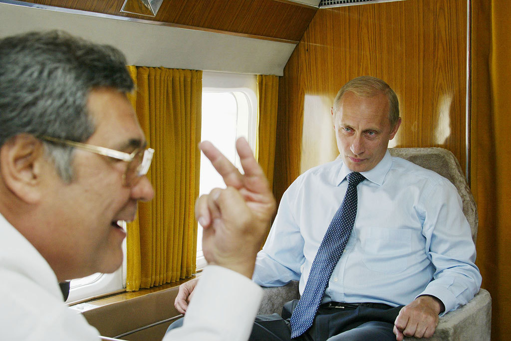 2002 yil avgust, Rossiya prezidenti Vladimir Putin va Aman Tuleyev Mejdurechenskka ketayotgan vertolyot salonida.