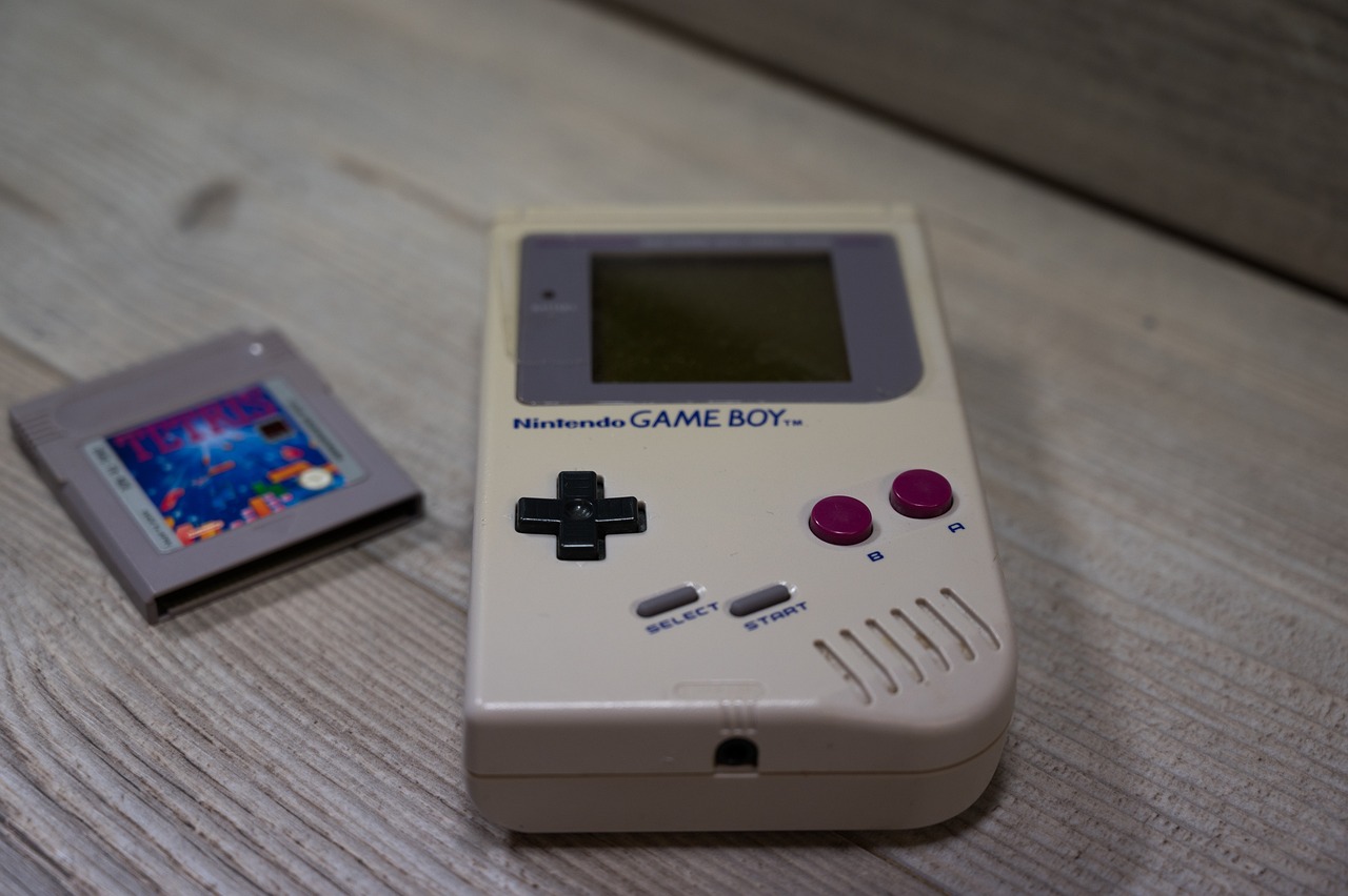 Nintendo’ning GameBoy choʻntak konsoli va “Tetris” oʻyini kartriji.